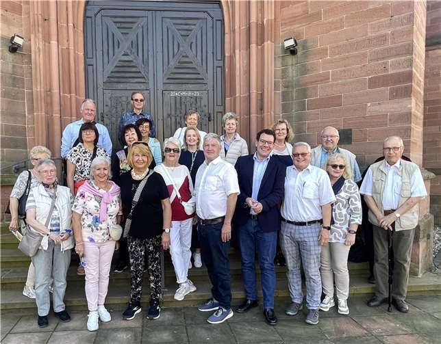 Die Gruppe an der Taufkirche von Edith Stein in Bad Berzabern, die Helmut Kohl sehr schätzte. . Quellen: KAS
