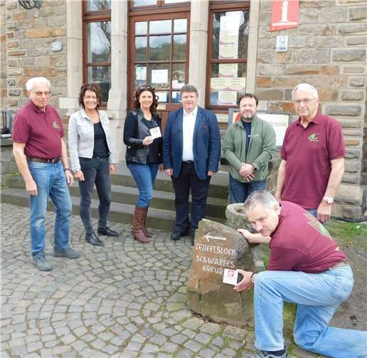 Die Gruppe an der Touristinformation, v.l. Berthold Carnott, Ulla Dismon, Eva Flügge, Rüdiger Fuhrmann, Robert Eckert, Günther Wolber, vorne kniend Klaus Kaspari.Fotos: Mittelahr Touristik