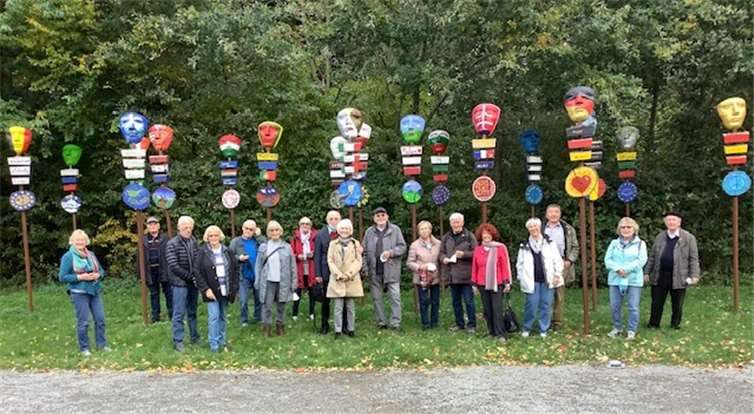 Die Gruppe auf dem Areal der Varusschlacht vor den „Feldzeichen zu Friedenszeichen für Europa“. Foto: privat