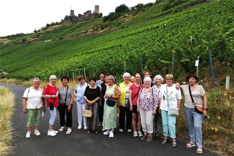 Die Gruppe auf der Wanderung unterhalb der Burg Thurant.