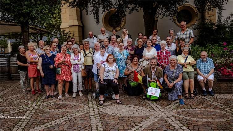 Die Gruppe aus Brasschaat vor der Laurentius-Kirche.  Foto: Wolfgang Horrmann