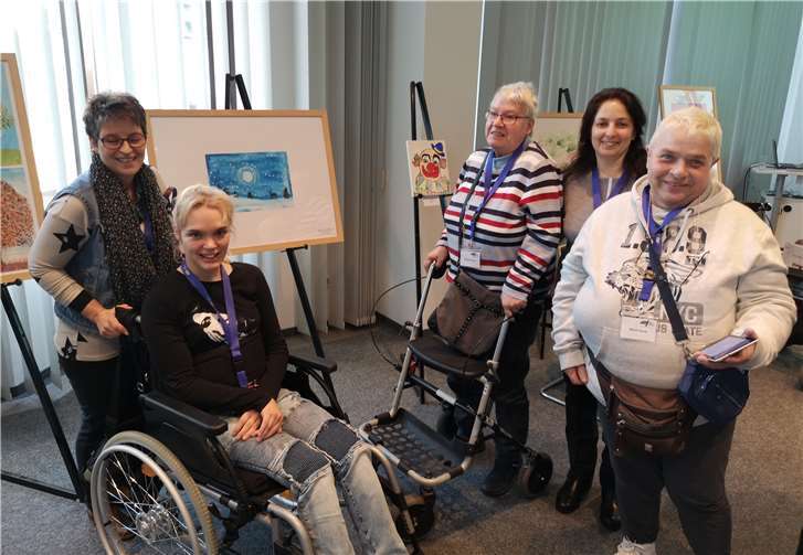 Die Gruppe aus Koblenz vor den Bildern.Zwei der Künstlerinnen kommen aus Brodenbach und Niederfell.Fotos: Rhein-Mosel-Werkstatt für behinderte Menschen gemeinnützige GmbH