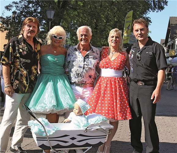 Die Gruppe aus Köln und Belgien kommt zu jeder Rheinbach Classics Veranstaltung und die Damen und Herren sind leidenschaftliche Elvis-Fans.STEIN