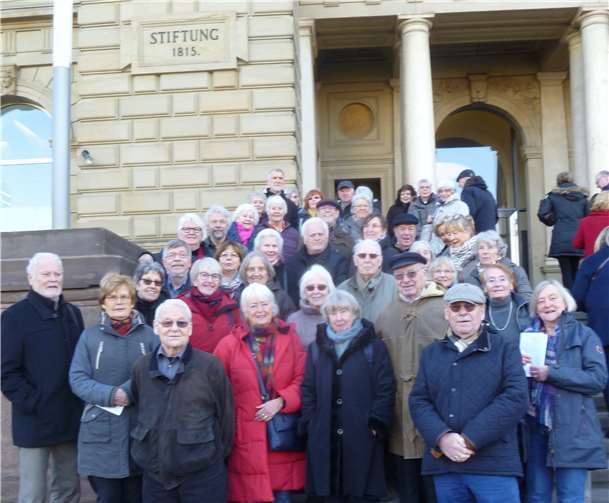 Die Gruppe aus Meckenheim auf der Treppe des Städel-Museums. Foto: privat