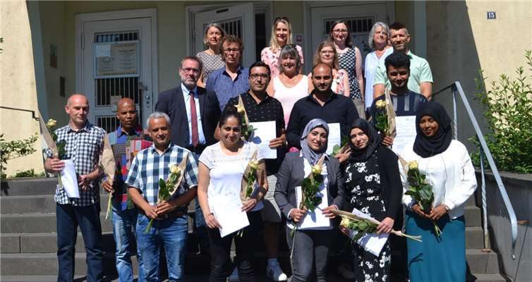 Die Gruppe aus unterschiedlichen Nationen freut sich über den erfolgreichen Abschluss. Das Projekt „Fit für die Pflege“ ebnet den Berufsweg hin zur Alten- und Krankenpflege. Foto: Caritas/E. T. Müller