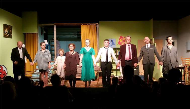 Die Gruppe bedankt sich beim applaudierenden Publikum. ESS