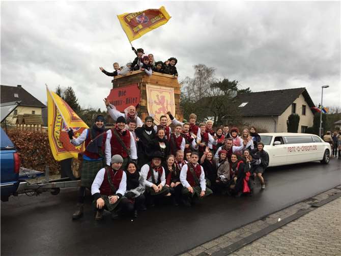 Die Gruppe bei der Zugaufstellung vor eigenem Wagen und schottischer Limousine.