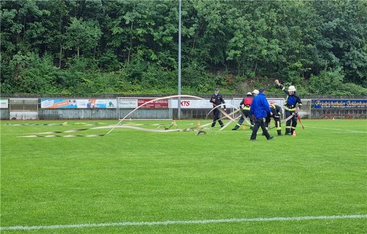 Die Gruppe beim Aufbau des Löschangriffs.