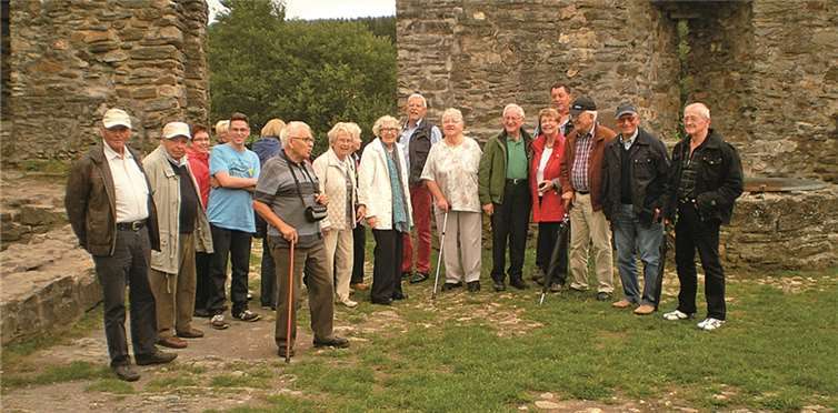 Die Gruppe beim Besuch der Burgruine Baldenau. privat