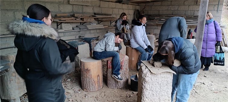 Die Gruppe beim Hämmern auf dem Gelände des Steinhauervereins.
