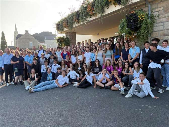 Die Gruppe beim Jugendaustausch in Pleudihen.  Fotos: privat
