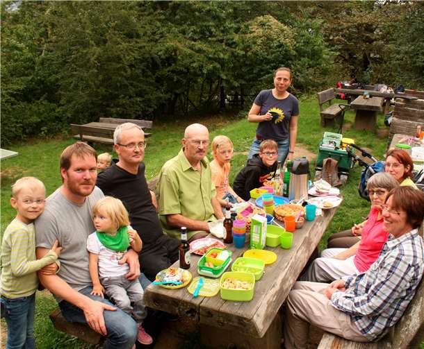 Die Gruppe beim gemütlichen Grillen im Wildpark.Foto: B‘90/ Die Grünen OV Remagen