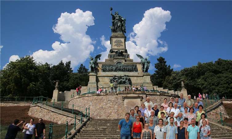 Die Gruppe besichtigte auch das Niederwalddenkmal (Fotomontage).  Peter Hanke