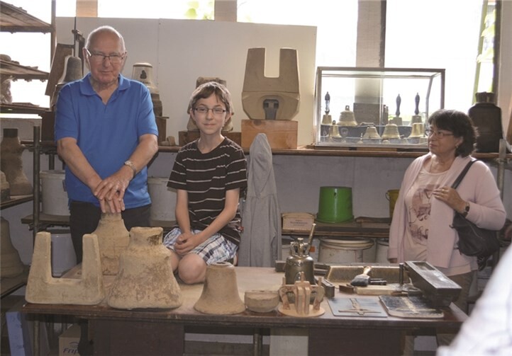 Die Gruppe besichtigte die Glockengießerei in Brockscheid, bevor weitere interessante Ziele anstanden.privat