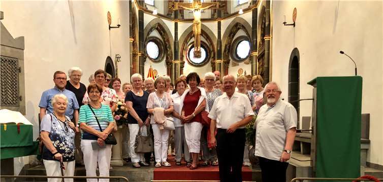 Die Gruppe besichtigte mit Pastor Hermann Josef Ludwig die St. Severus-Basilika. Foto: privat