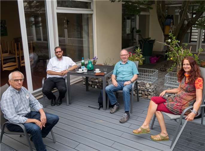 Die Gruppe bestehend aus Georg Schuhen, Pastor Oliver Seis, Josef Freise und Janine Timm (v. links) tauscht sich regemäßig aus. Foto: Bischöfliche Pressestelle Trier