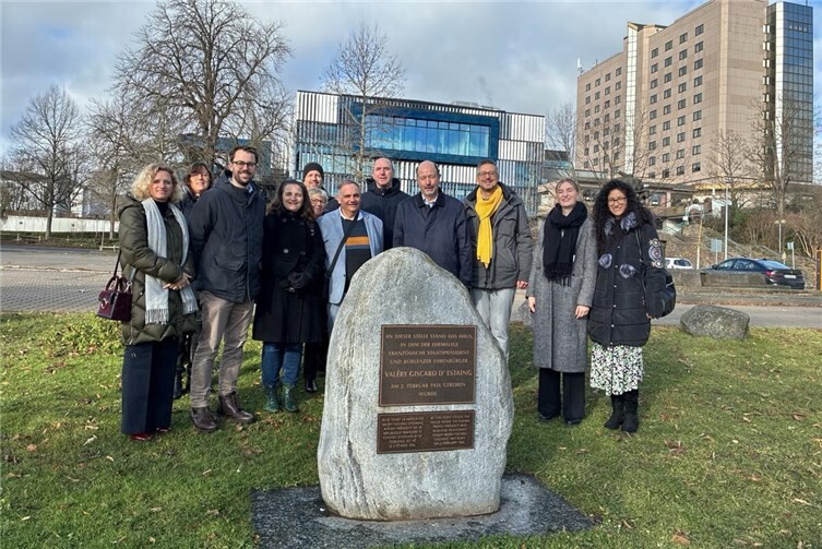Die Gruppe besucht den Gedenkstein für Valéry Giscard d‘Estaing in den Rheinanlagen v. l. n. r.: Natascha Cali, Ilona von Oppel, Hubertus Hacke-Dietze, Muriel Marty, Colette Meunier, Pascal Holstegge, Richard Bartolo, Mario Neuneier, Louis Giscard d‘Estaing, David Hennchen, Rebekka Jachmig, Sabrine Hajri.