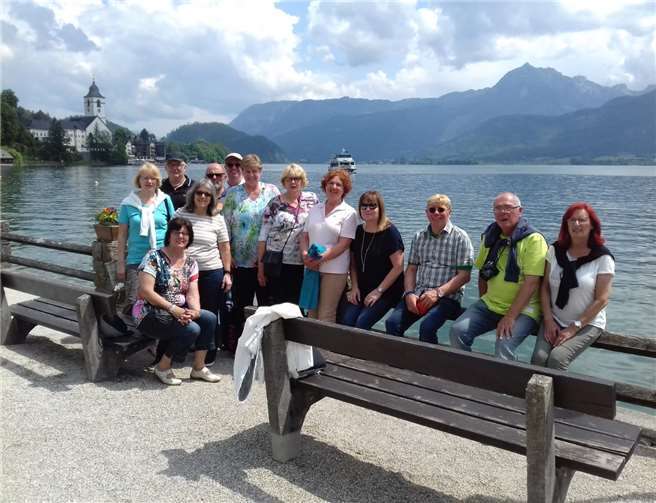 Die Gruppe besuchte auch den Wolfgangsee, im Hintergrund das „weiße Rössl“.  privat