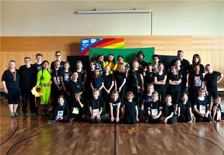 Die Gruppe brachte an den gemeinsamen Auftritt aller Teilnehmerinnen und Teilnehmer die die Sage des Amarú auf die Bühne. Quelle: VG Weißenthurm