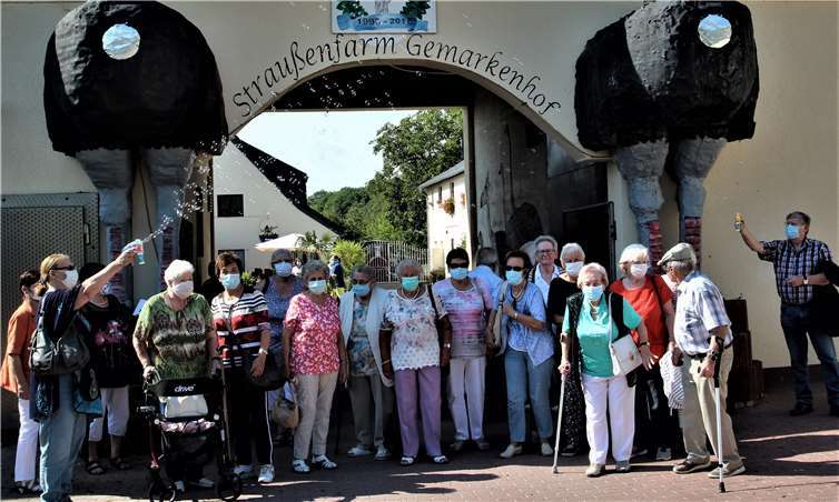 Die Gruppe der AWO Irlich und des Seniorentreff Irlich vor der Straußenfarm.Fotos: privat
