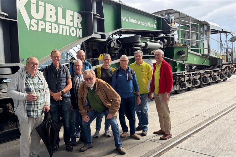 Die Gruppe der Ahrtalbahnfreunde im Schwergutzentrum am Mannheimer Hafen