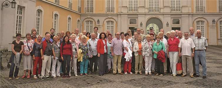 Die Gruppe der Gesellschaft ehemaliger Repräsentanten des Andernacher Karnevals vor dem Schloss Augustusburg. privat