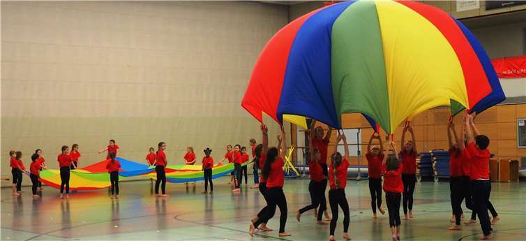 Die Gruppe der Grundschulkinder an den beiden Fallschirmen.