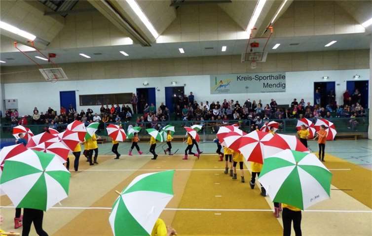 Die Gruppe der Grundschulkinder mit ihrem Regenschirmtanz.