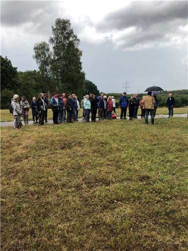 Die Gruppe der Interessierten in der Mitte des Rings. Foto: privat