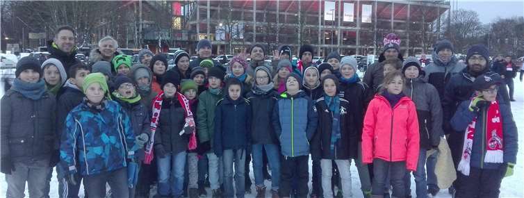 Die Gruppe der JSG Mendig-Bell vor dem Kölner Stadion.Privat