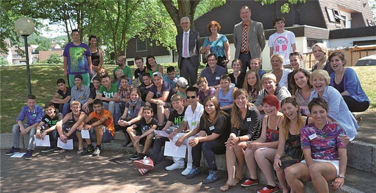 Die Gruppe der Jugendlichen zusammen mit ihren Betreuern und (oben, von links) Prof. Dr. Kurt Czerwenka, Maren Voßhage-Zehnder und Karl-Ernst Starfeld.Privat