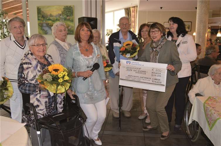 Die Gruppe der Kunstwerkler mit Bettina March (4. v. l.), Gisela Dröge (r.) und Josefine Schwipper vom Hospiz-Verein Rhein-Ahr (2. v. r.). AB