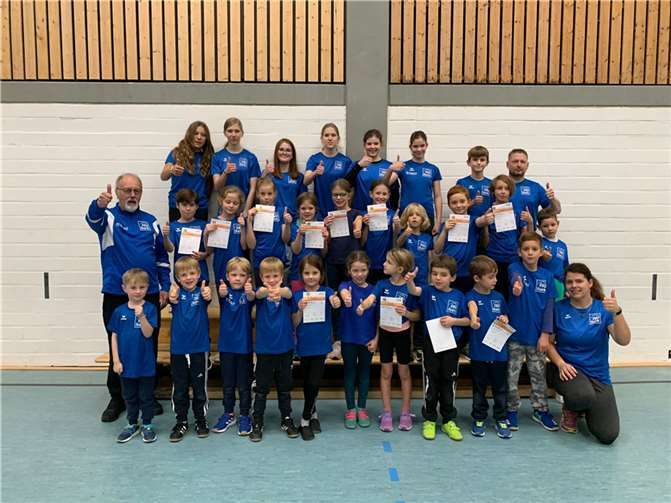 Die Gruppe der Leichtathleten/innen bis 15 Jahre, li. Trainer Richard Vogt, re. oben Trainer Ralf Fries, li. unten Trainerin Julia Schrader. Quelle: CTG Koblenz