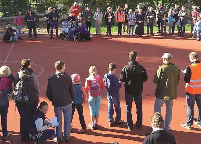 Die Gruppe der Pilger/-innen aus dem Dekanat Cochem am Startpunkt der Route Nummer 12 der Familienwallfahrt.privat