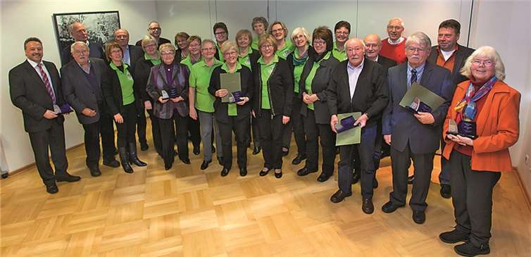 Die Gruppe der Preisträger mit Verbandsbürgermeister Hans-Werner Breithausen.WT