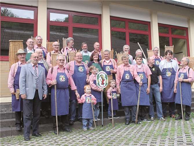 Die Gruppe der Razejungen mit ihren Ehrenrazejungen und -frauen.privat