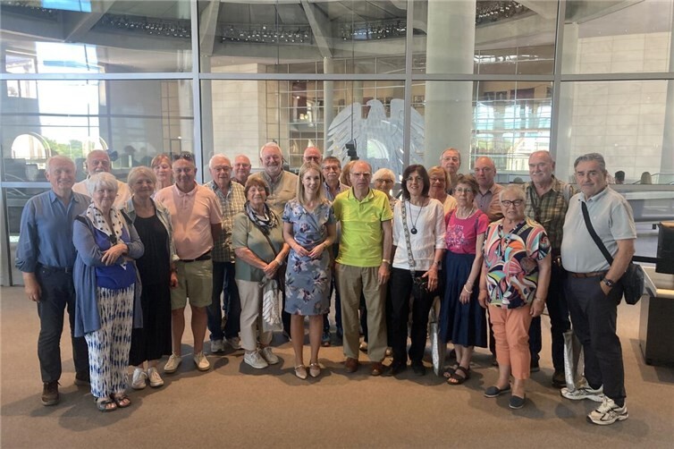 Die Gruppe der Rheinbreitbacher Ehrenamtler im Gespräch mit der heimischen Bundestagsabgeordneten Ellen Demuth (Mitte) im Berliner Reichstag.