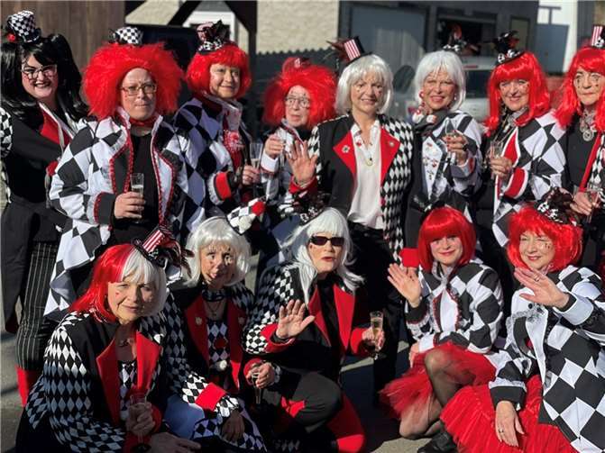 Die Gruppe der Riedener Möhnen beim Veilchendienstagszug.  Foto: privat