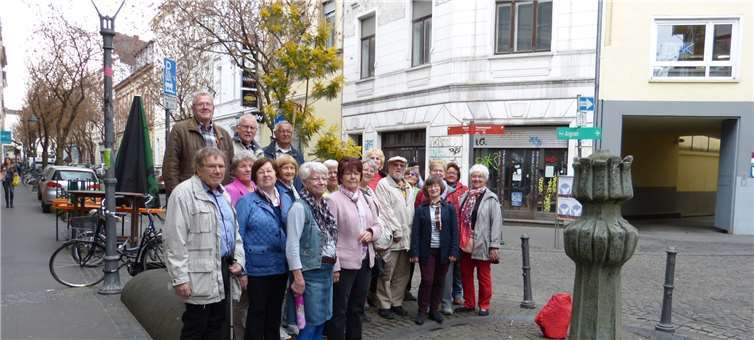 Die Gruppe der Senioren-Union Swisttal vor dem Altstadt-Brunnen. privat