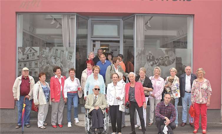 Die Gruppe der Senioren-Union vor dem Museum Moselweiß. Ganz hinten vor der Tür ist Winfried Dahmen zu sehen. privat