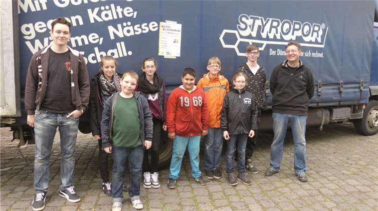 Die Gruppe der St. Hubertus Schützenbruderschaft beim Verladen der Kleidersäcke in Andernach. privat