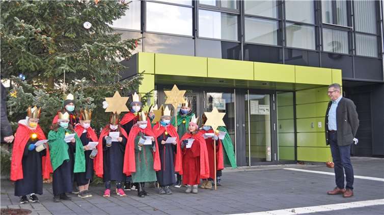 Die Gruppe der Sternsinger vor dem Meckenheimer Rathaus mit dem Ersten Beigeordneten Hans Dieter Wirtz.Foto: Stadt Meckenheim