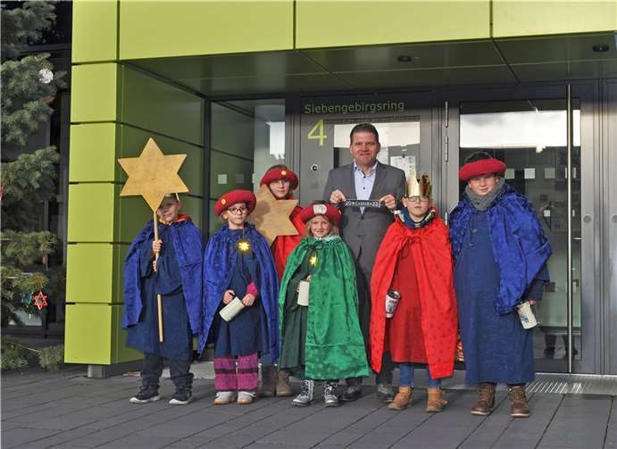 Die Gruppe der Sternsinger vor dem Meckenheimer Rathaus mit Bürgermeister Holger Jung: (v.l.): Gabriel, Sarah, Laura, Lotta, Leopold und Fabian. Foto: Stadt Meckenheim