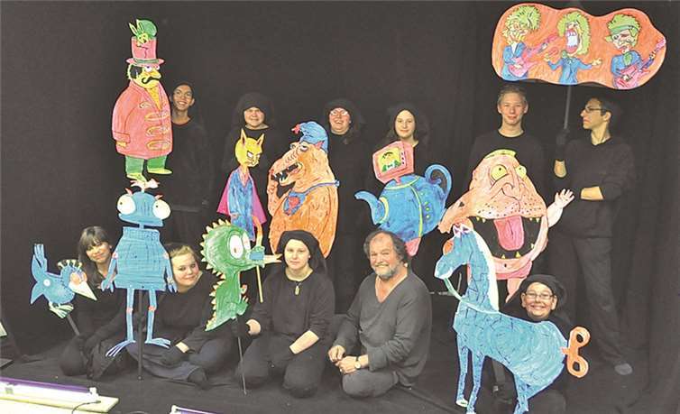 Die Gruppe der begeisterten Schauspieler um Spielleiter Leo Heinen. BS