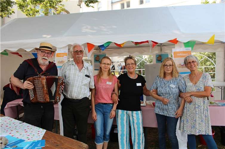 Klinikgelände wurde zum Lummerland Die Gruppe der ehrenamtliche Helfer der Gerontopsychiatrie betreuten den Waffelstand (v. l.): Peter Peters, Lothar Bürger, Christina Baumgärtner, Annemarie Marx, Alexa Krause und Ehrenamt-Koordinatorin Regina Marschke.
