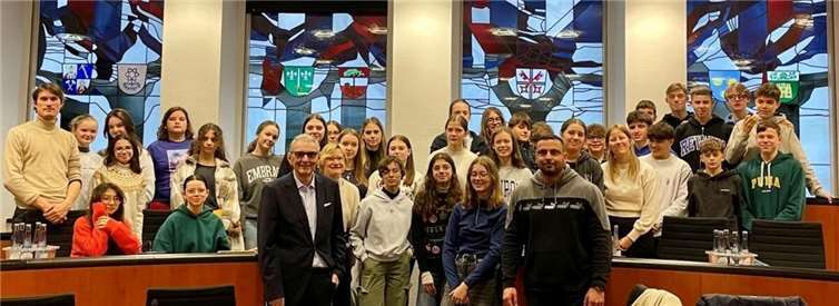 Die Gruppe der französischen Schüler besuchten das Historische Rathaus in Andernach.  Foto: Charlotte Everling