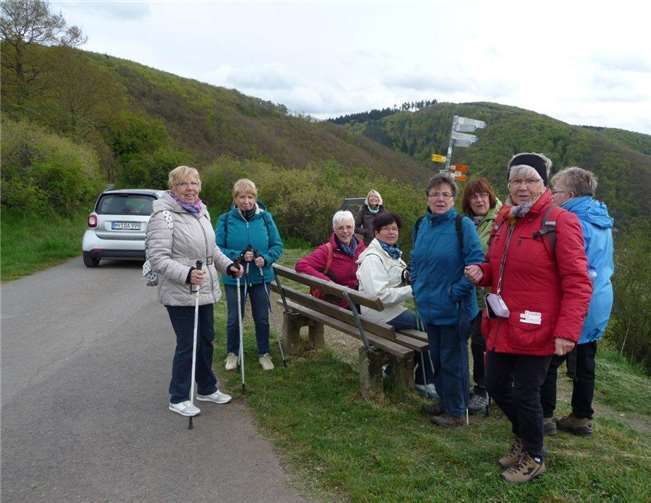 Die Gruppe der kfd Löf im Aufbruch vom Bleidenberg nach Oberfell.Privat