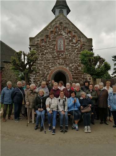 Die Gruppe der kfd nach der Andacht vor der Kergeshofkapelle.