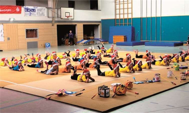 Die Gruppe der kleinen Zwerge bei ihrer Vorführung.