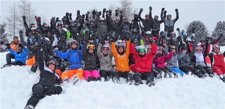 Die Gruppe des Are-Gymnasiums genießt die weiße Winterpracht. Foto: privat